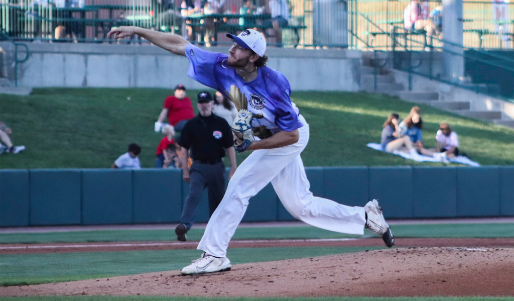 'DOGS FALL TO REDHAWKS IN EXTRAS • Lincoln Saltdogs